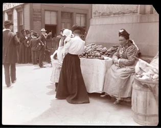 Ansicht eines Obstverkäufers im Battery Park, vermutlich wartend auf Einwanderer von Ellis Island, New York, um 1901
